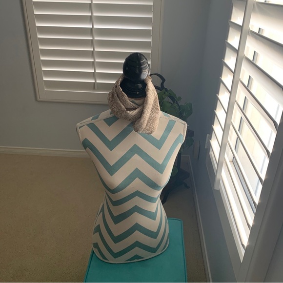 Original Gucci silk scarf 🧣. - Picture 3 of 5